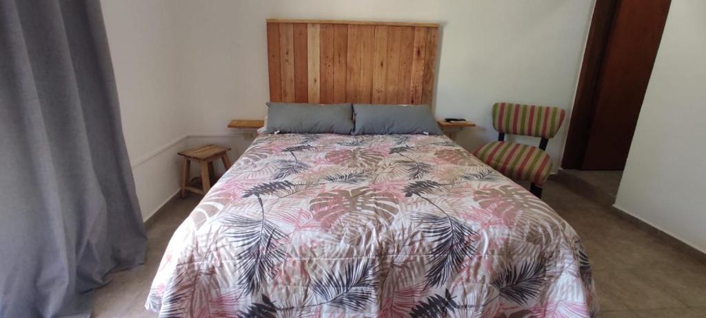 福爾摩沙的住宿－La Plaza，一间卧室配有一张带五颜六色棉被的床