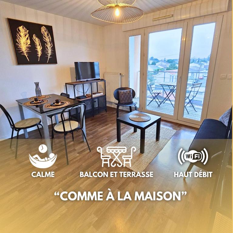 un salon avec une table et des chaises de salle à manger dans l'établissement [Cosy] Appartement équipé avec terrasse, Wifi, à Pont-de-la-Maye