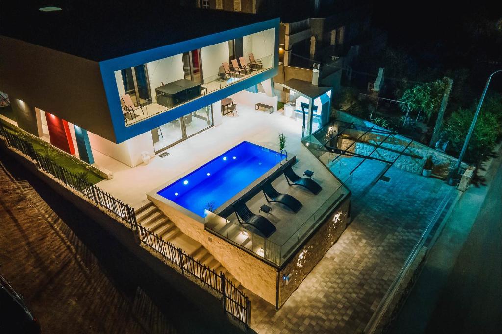 una vista aérea de una casa con piscina en Villa Nada, en Drače