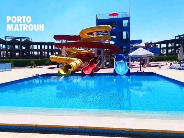 Bazén v ubytování PORTO MATROUH Beach resort families only nebo v jeho okolí