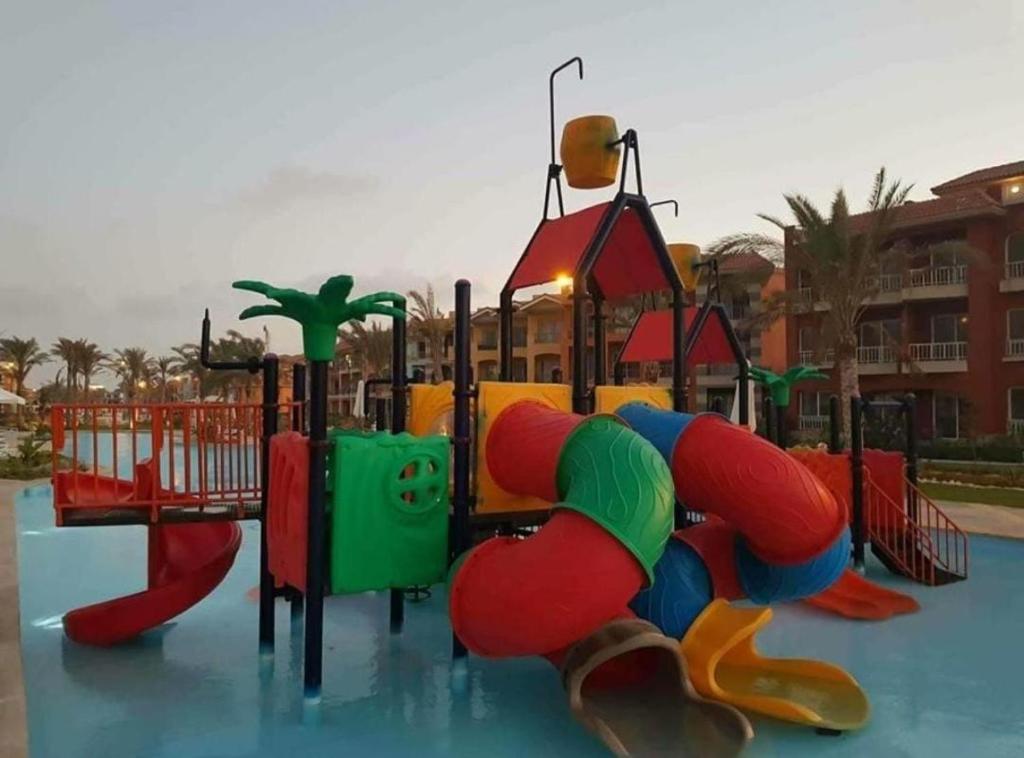 Bazén v ubytování PORTO MATROUH Beach resort families only nebo v jeho okolí