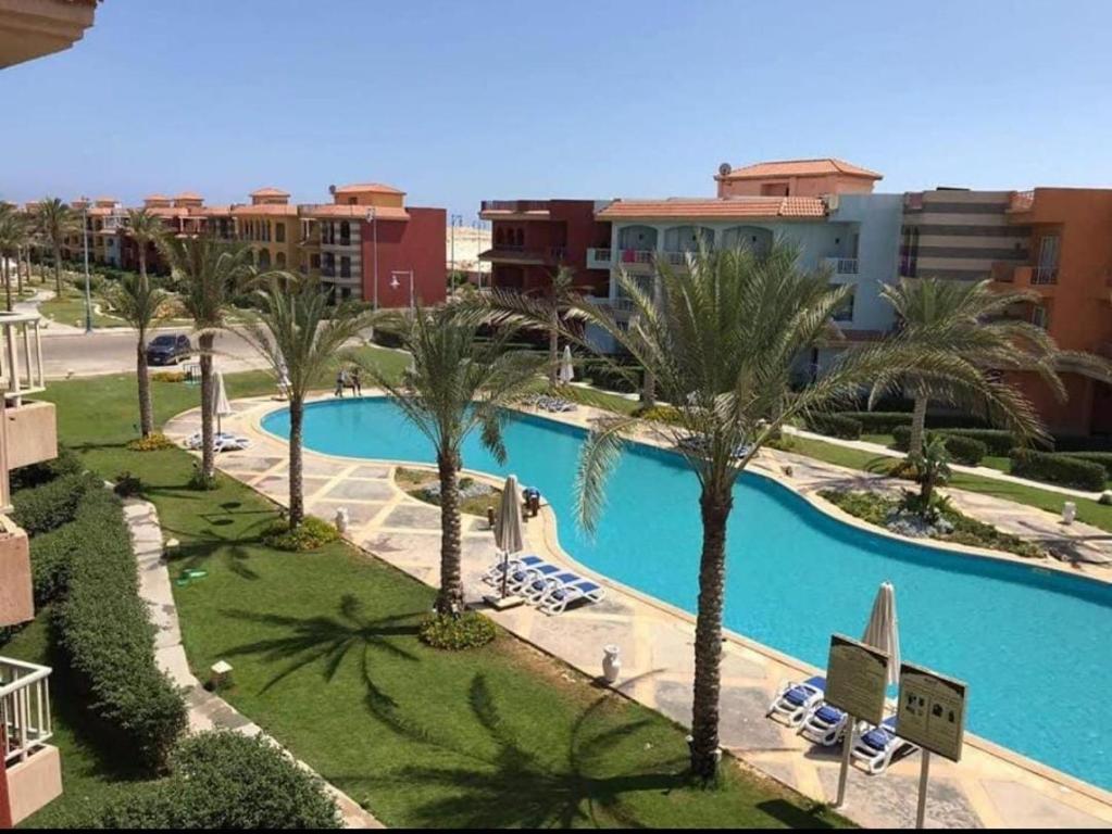 Bazén v ubytování PORTO MATROUH Beach resort families only nebo v jeho okolí