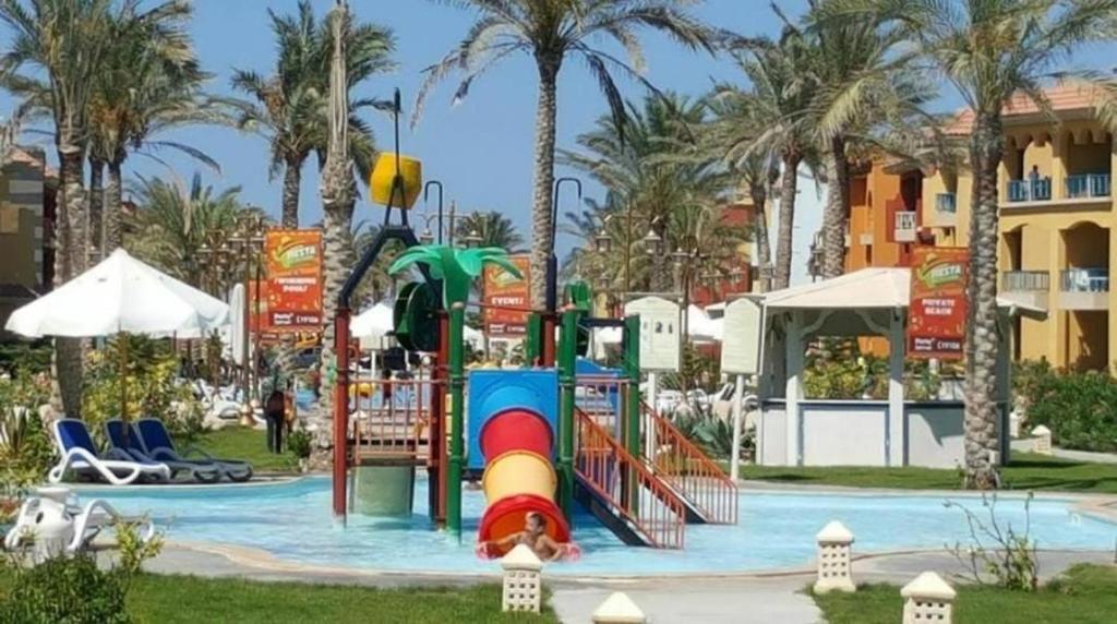Bazén v ubytování PORTO MATROUH Beach resort families only nebo v jeho okolí