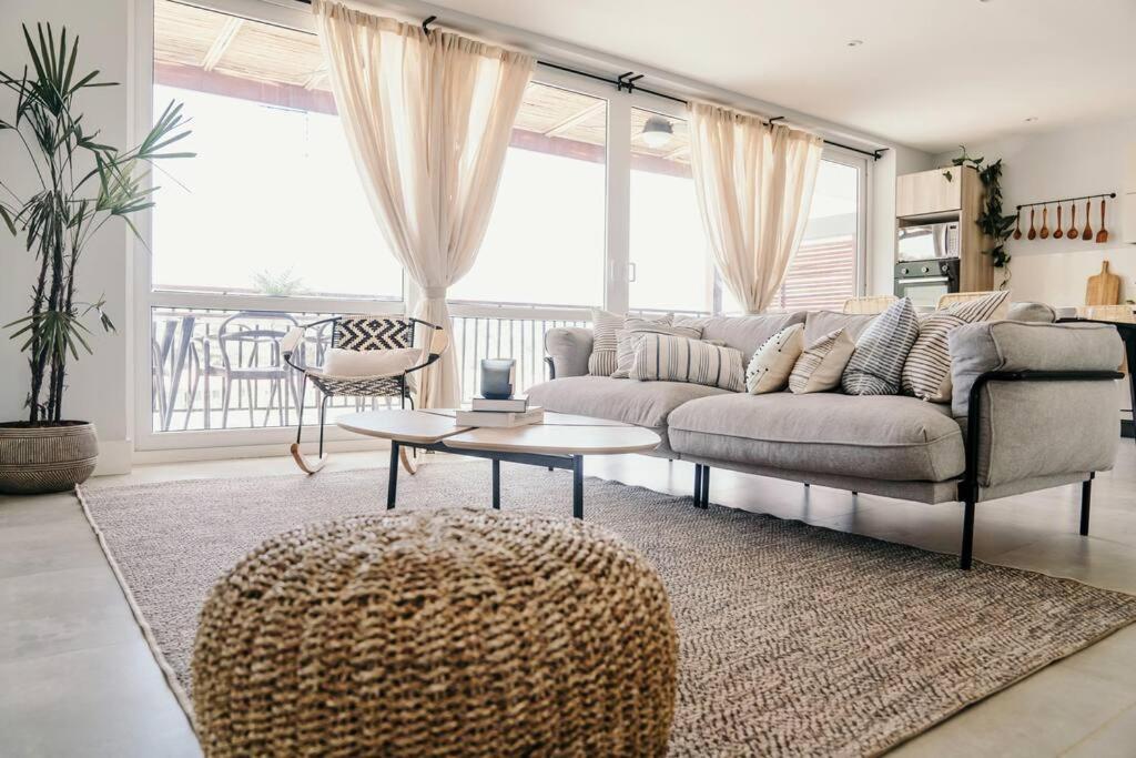 sala de estar con sofá y mesa en LUXURY Apartment in BLUE Playa Venao D-32 en Playa Venao