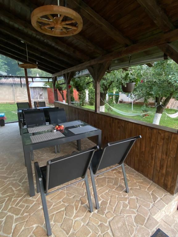 patio ze stołem i krzesłami pod dachem w obiekcie Casa Făget w Klużu-Napoce