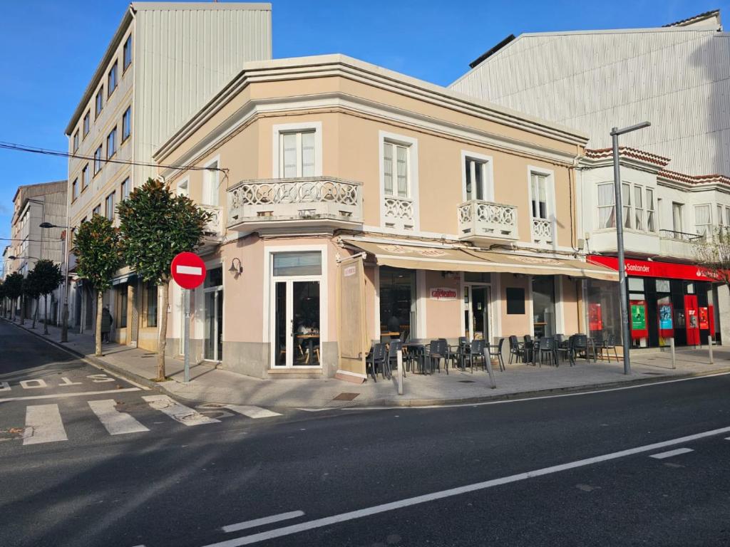 a building on the corner of a street at Apartamento Café Teatro in Arzúa