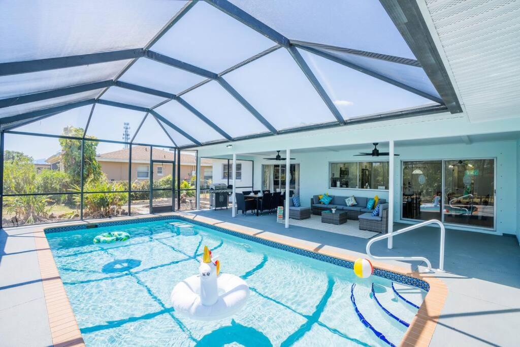 Bazén v ubytování Heated Pool Villa/3 beds/Beach/Downtown/Game Room nebo v jeho okolí