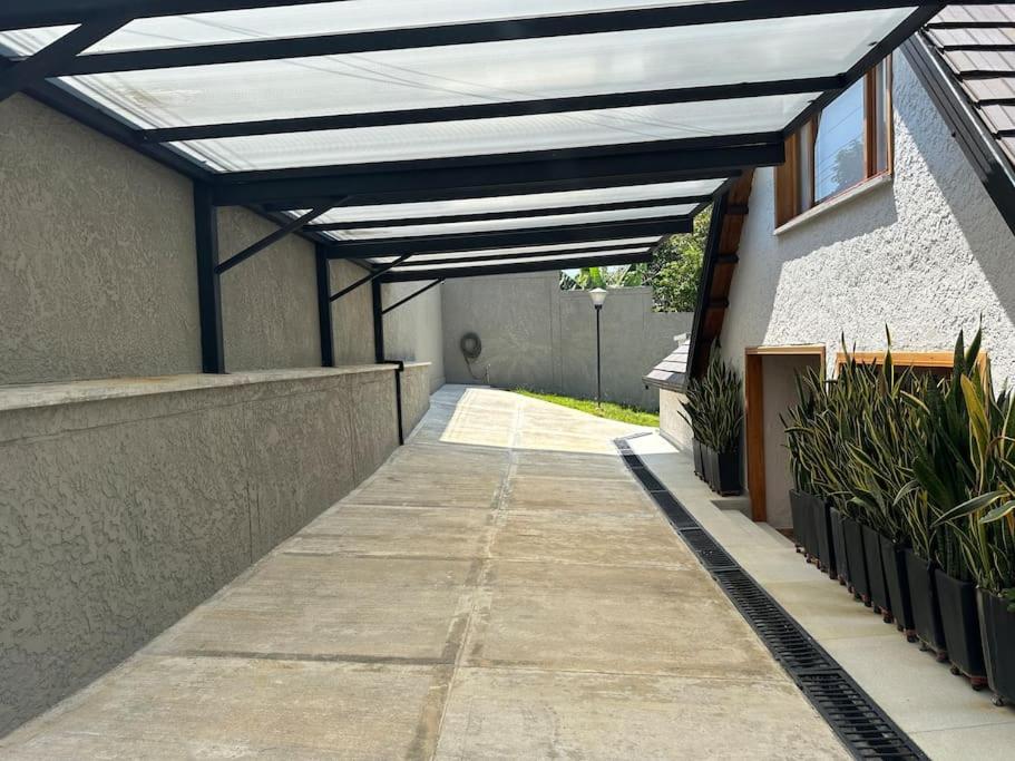 awning over a walkway in a building with plants at Casa Chalet en Lagos del Cacique in Bucaramanga