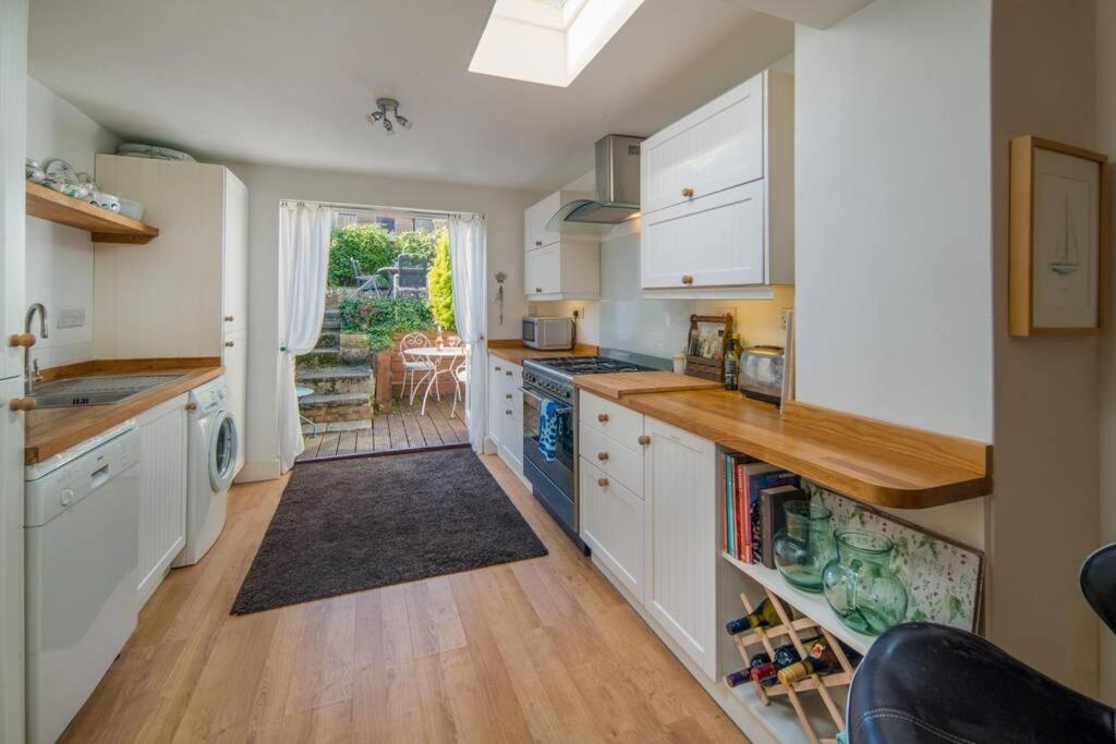 uma cozinha com armários brancos e uma bancada em Hotspur House, perfectly located with sea views em Cowes