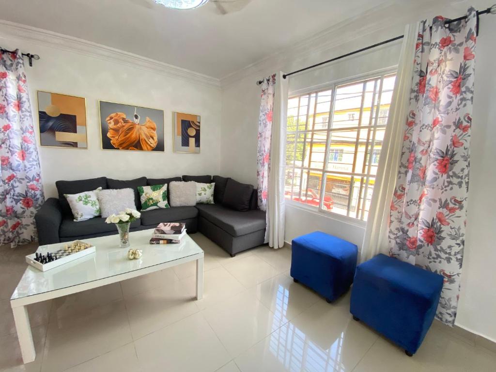 ein Wohnzimmer mit einem Sofa und einem Tisch in der Unterkunft Ama4 Residencial AMA in Ensanche Savica de Mendoza