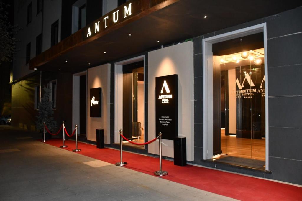 un devant de magasin avec un tapis rouge devant dans l'établissement Antum Hotel, à Bénévent