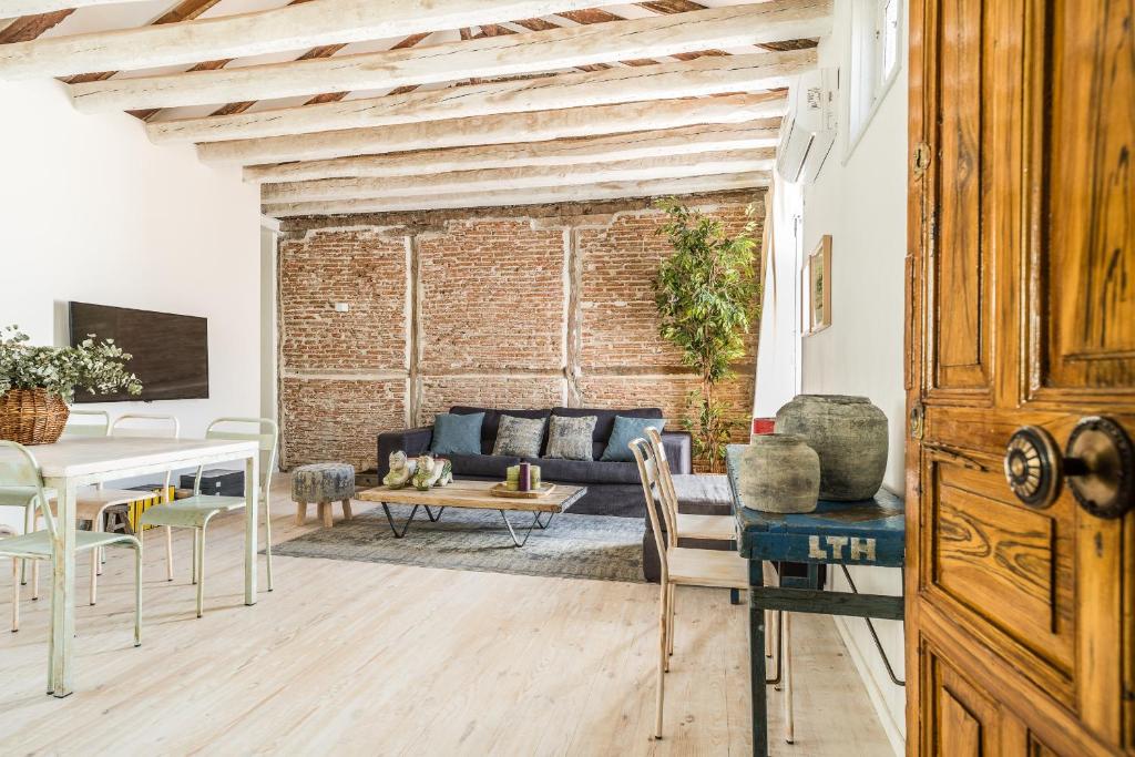 een woonkamer met een bank en een tafel bij Waou Sol I - Alquiler Corta Duración in Madrid