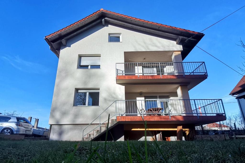 ein Gebäude mit einem Balkon auf der Seite in der Unterkunft Gorazdova Guest House in Ljubljana