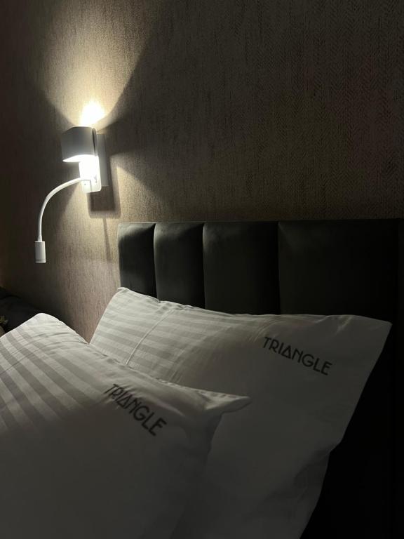 Postel nebo postele na pokoji v ubytování Triangle Rooms