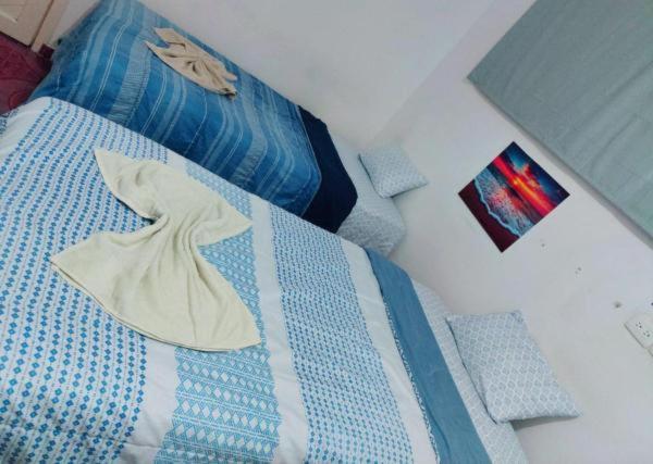 uma cama com um edredão azul e branco em HOTEL PUERTO REAL em Paraíso