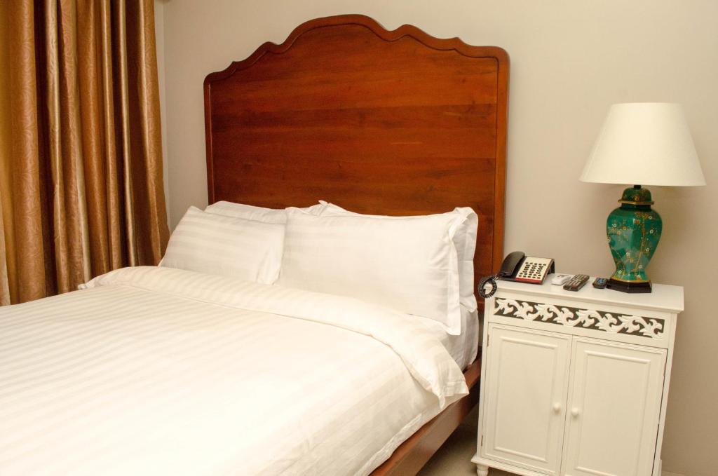 Postel nebo postele na pokoji v ubytování Ritz Hotel Angeles