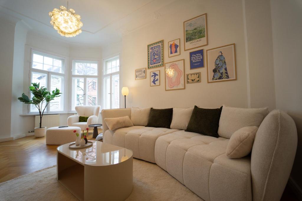 - un salon avec un canapé et une table dans l'établissement Charles & Kätchen Design Zentrum, à Leipzig