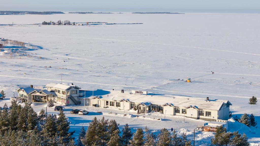 eine Luftansicht eines Hauses im Schnee in der Unterkunft Hotel Lokkilinna in Kalajoki
