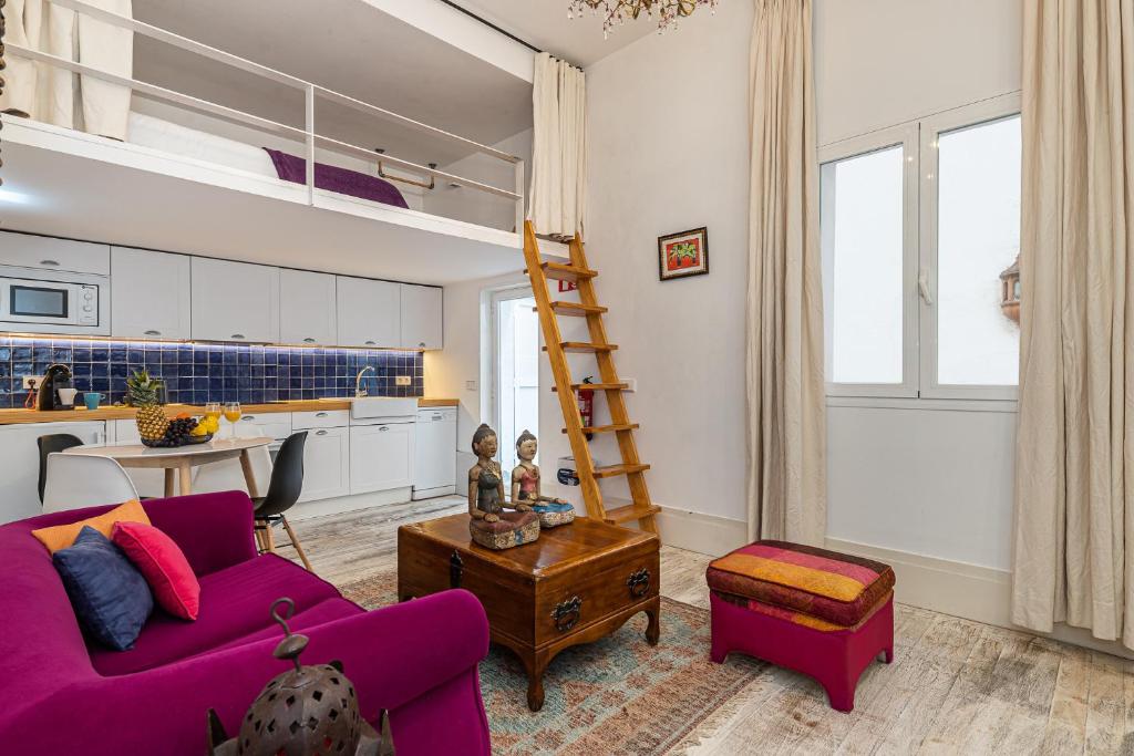 マドリードにあるBNBHolder Bright Centreの紫色のソファとロフトベッド付きのリビングルーム