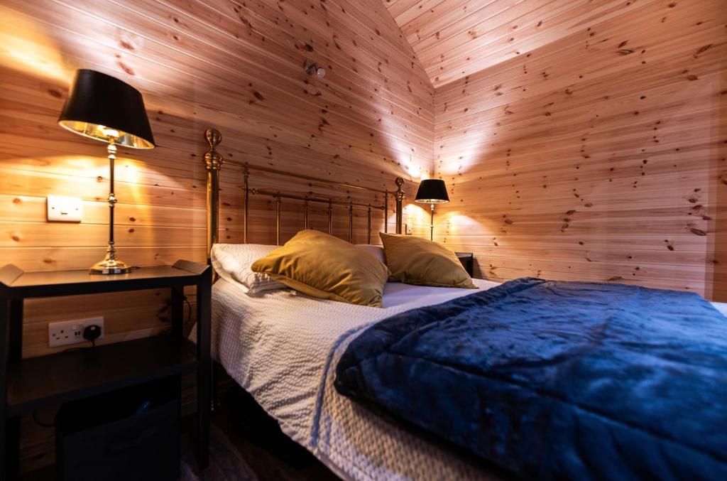 Voodi või voodid majutusasutuse The Getaway - The Hen Harrier - Luxury Glamping Cabin with Hot Tub toas