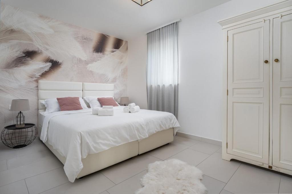 Posteľ alebo postele v izbe v ubytovaní Beachfront Villa Draga with 32sqm private, heated pool, 4 bedrooms, sea view