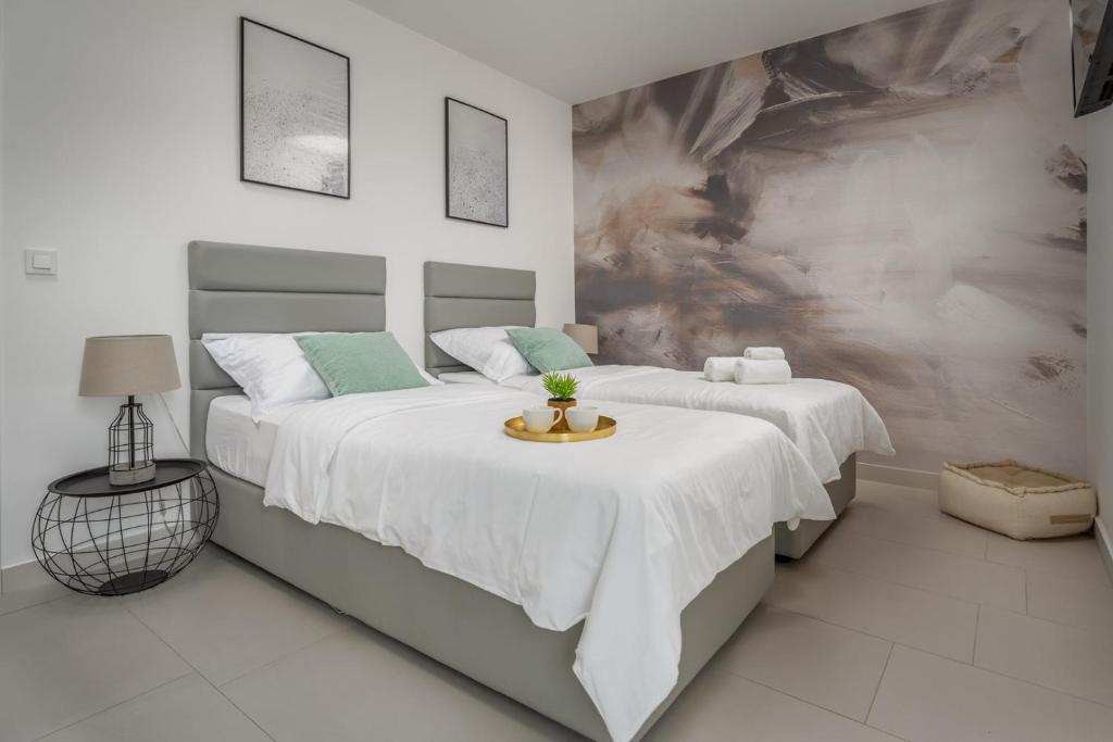 Posteľ alebo postele v izbe v ubytovaní Beachfront Villa Draga with 32sqm private, heated pool, 4 bedrooms, sea view