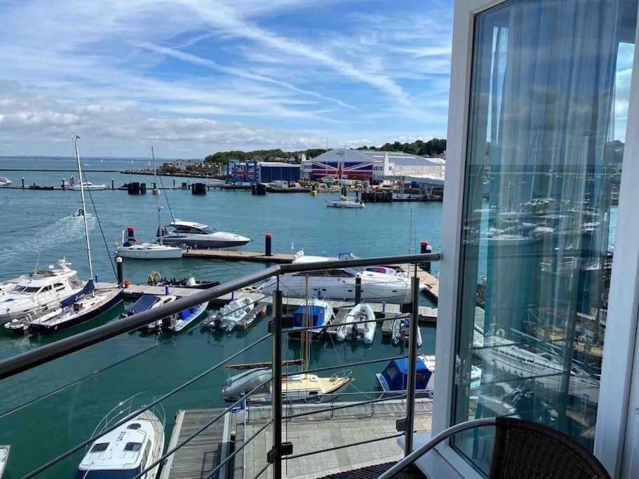 uma vista para uma marina com barcos na água em Spinnaker apartment, 3bed with incredible views em East Cowes