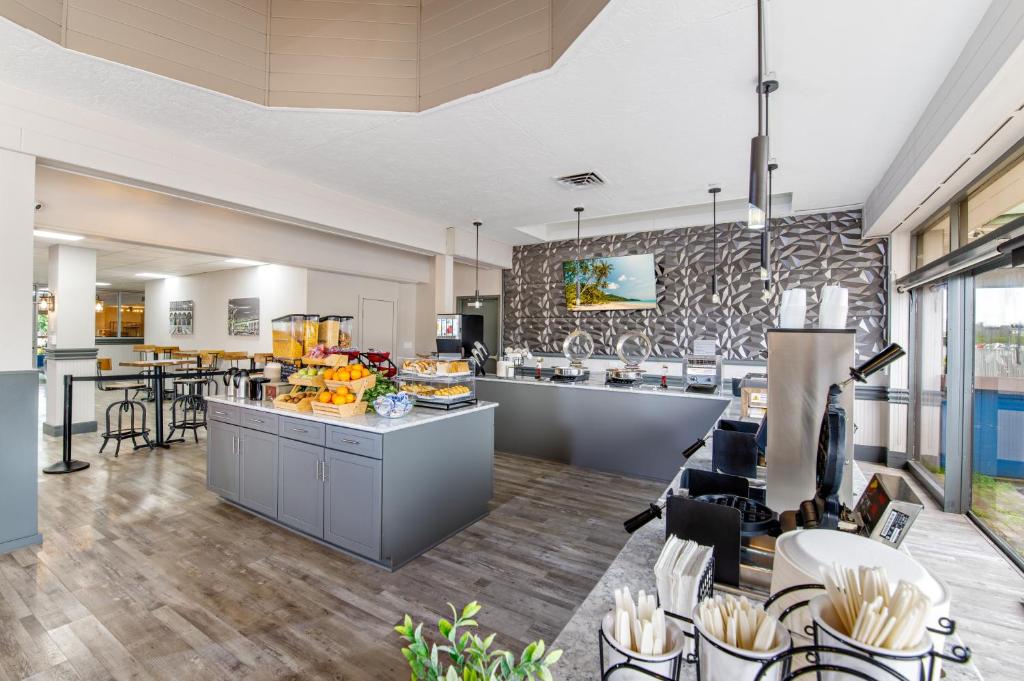 Ramada by Wyndham Sarasota Waterfront photo