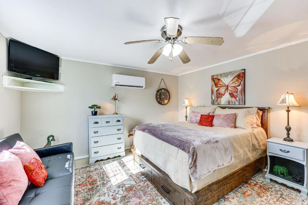 een slaapkamer met een bed en een plafondventilator bij New Blaine Studio - Walk to Lake Dardanelle! in Scranton