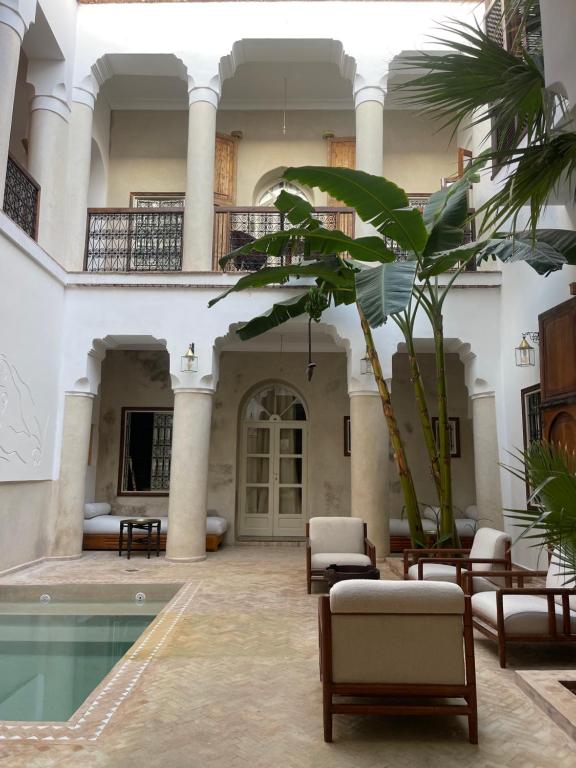 een villa met een zwembad en een huis bij Riad Le Sable Vert in Marrakesh