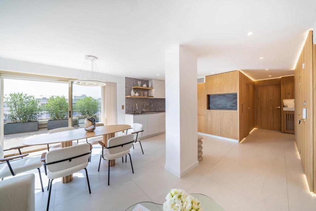 une salle à manger et une cuisine avec une table et des chaises dans l'établissement Sublime 3 bedroom with roof terrace, à Cannes