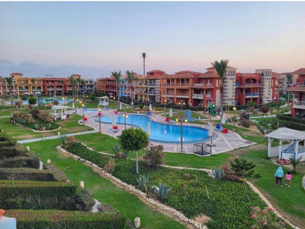 Bazén v ubytování PORTO MATROUH Beach resort families only nebo v jeho okolí