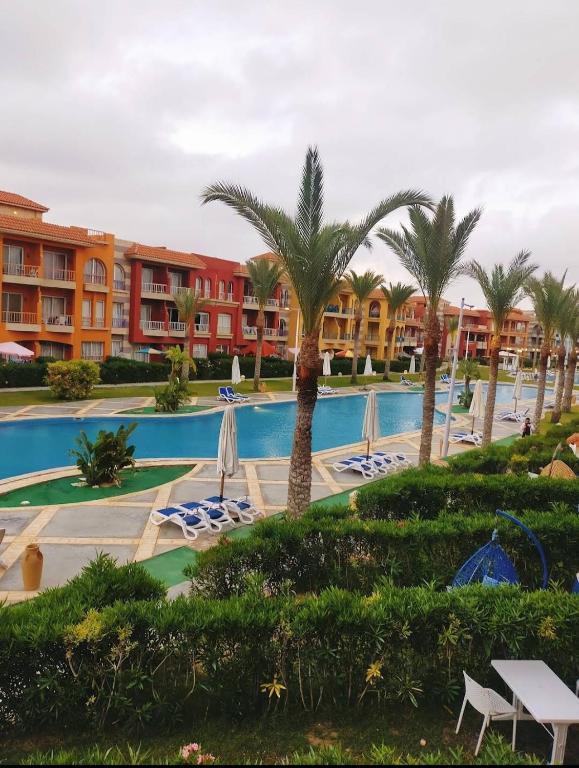 Bazén v ubytování PORTO MATROUH Beach resort families only nebo v jeho okolí