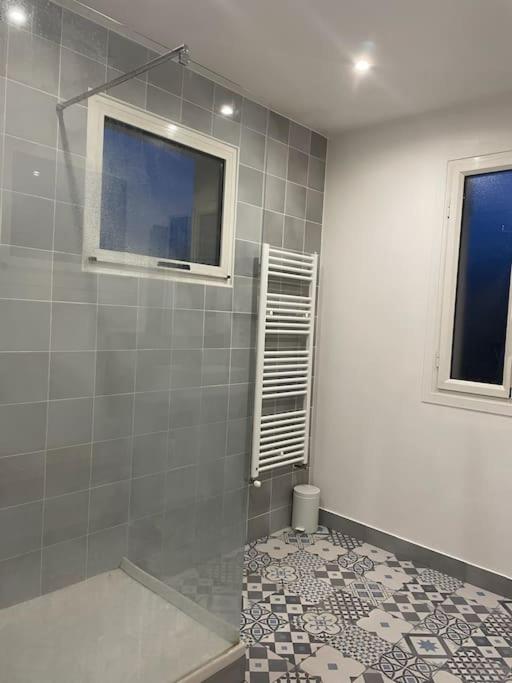 La salle de bains est pourvue d&#39;une douche et d&#39;une fenêtre. dans l&#39;établissement Grande maison familiale -12 pers, à Méré