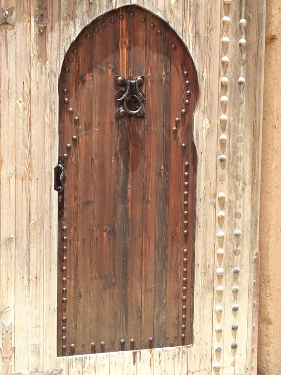 una puerta de madera con una cruz. en JNANE ZOHRA en Taroudant