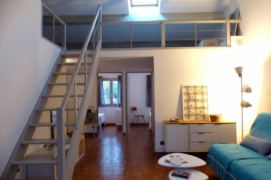een woonkamer met een trap en een bank bij Nice apartment with pool - near the beach in Bandol