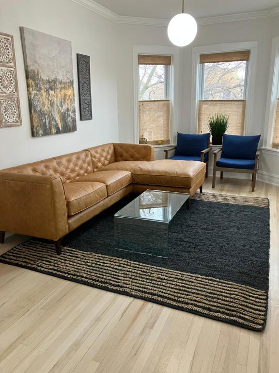 - un salon avec un canapé et une table basse dans l'établissement Modern Logan Square 1 bedroom Flat, à Chicago