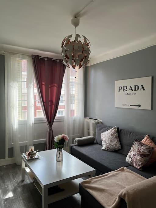 un salon avec un canapé et une table dans l'établissement Élégant appartement - Accor Arena Bercy, à Ivry-sur-Seine