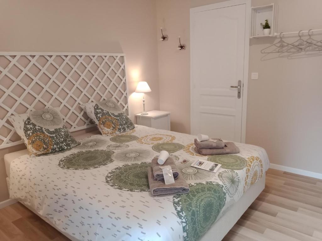 une chambre avec un grand lit avec une grande tête de lit dans l'établissement Le Funiculaire, au Tréport