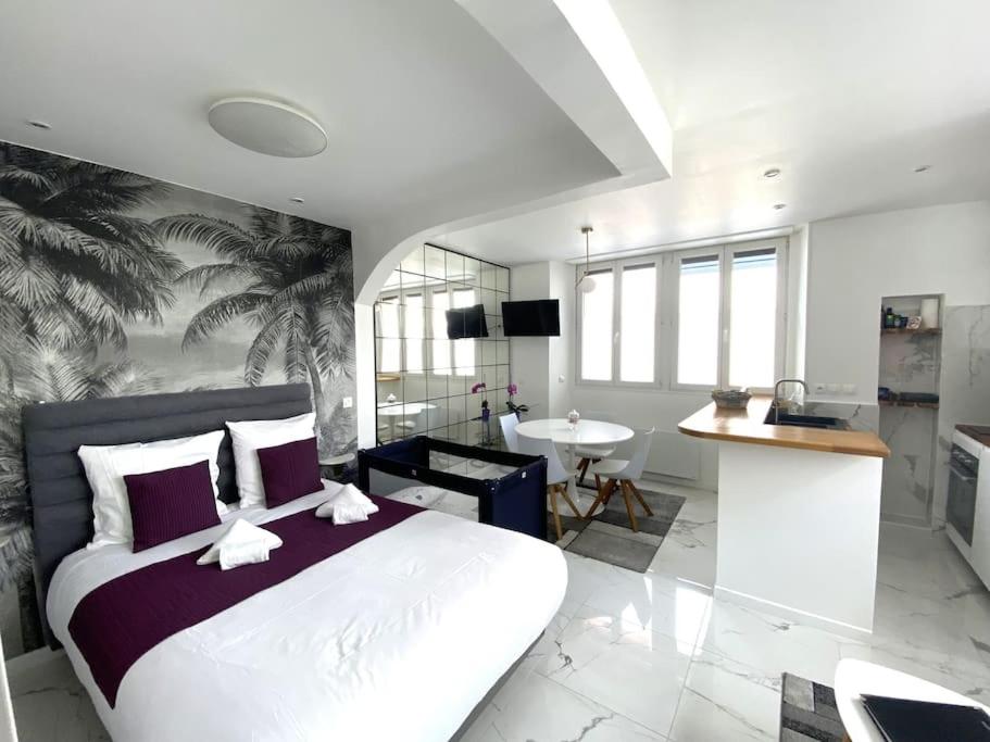 1 dormitorio con 1 cama grande y baño en studio lumineux à BORDEAUX CHARTRONS / JARDIN PUBLIC, en Burdeos