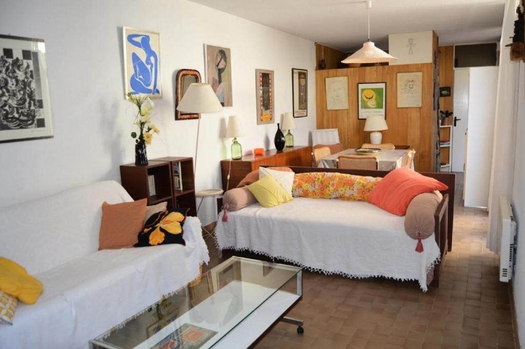 un salon avec un canapé et une table dans l'établissement Résidence La GrifoulliÈre - VILLA 5 PIECES 7 couchages PORT LEUCATE MAE-5974, à Port-Leucate