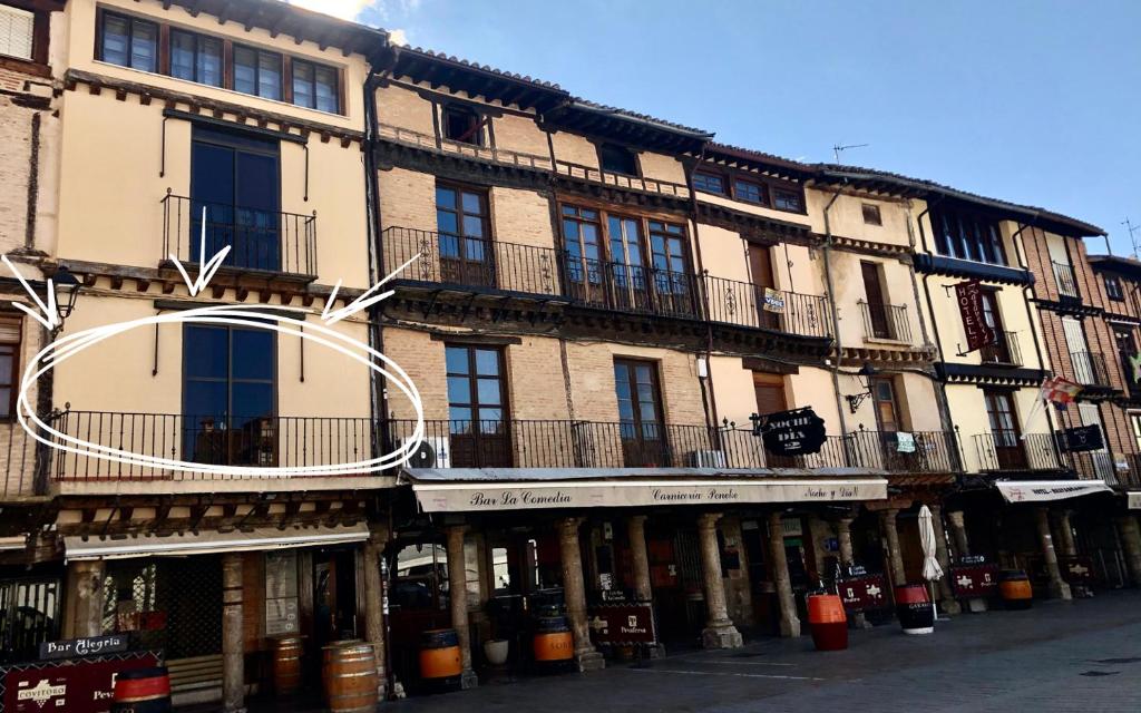 ein Gebäude mit Balkonen an der Straßenseite in der Unterkunft Apartamento La Plaza en Toro Zamora in Toro