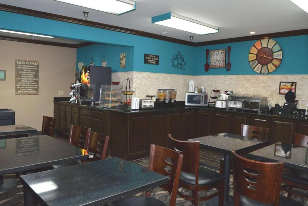 a dining room with tables and chairs in a restaurant at Baymont by Wyndham Ardmore I-35 in Ardmore