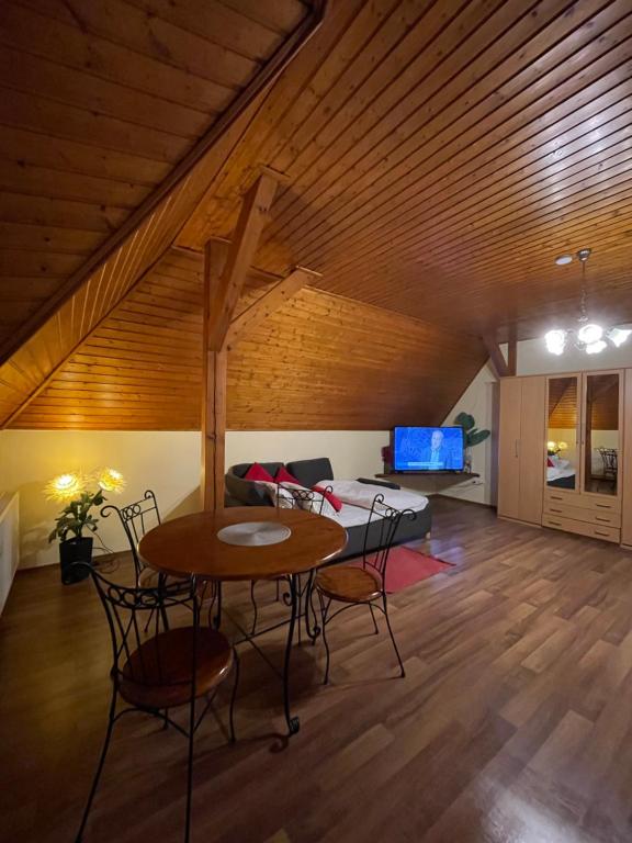 Marta Guest House في جينيسدياس: غرفة معيشة مع طاولة وأريكة