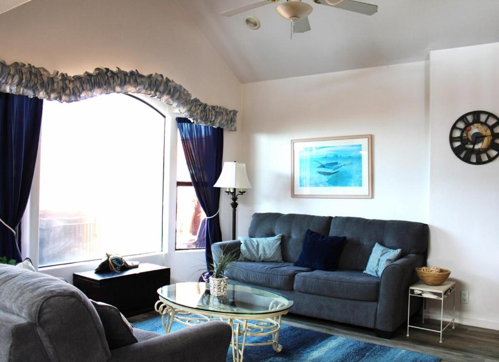 sala de estar con sofá y mesa en Oceanview Cabin 28 W Jacuzzi & Terrific Views, en Smith River
