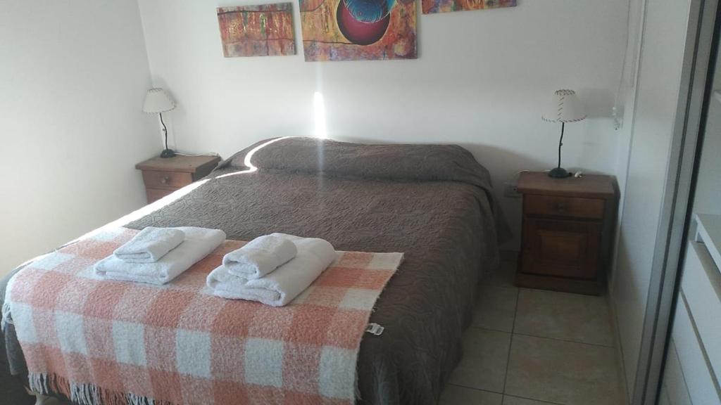 a bedroom with two towels on a bed at Nehuen APartB in Neuquén