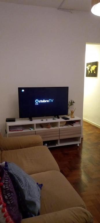 un soggiorno con TV a schermo piatto e divano di Departamento compartido en Belgrano a Buenos Aires