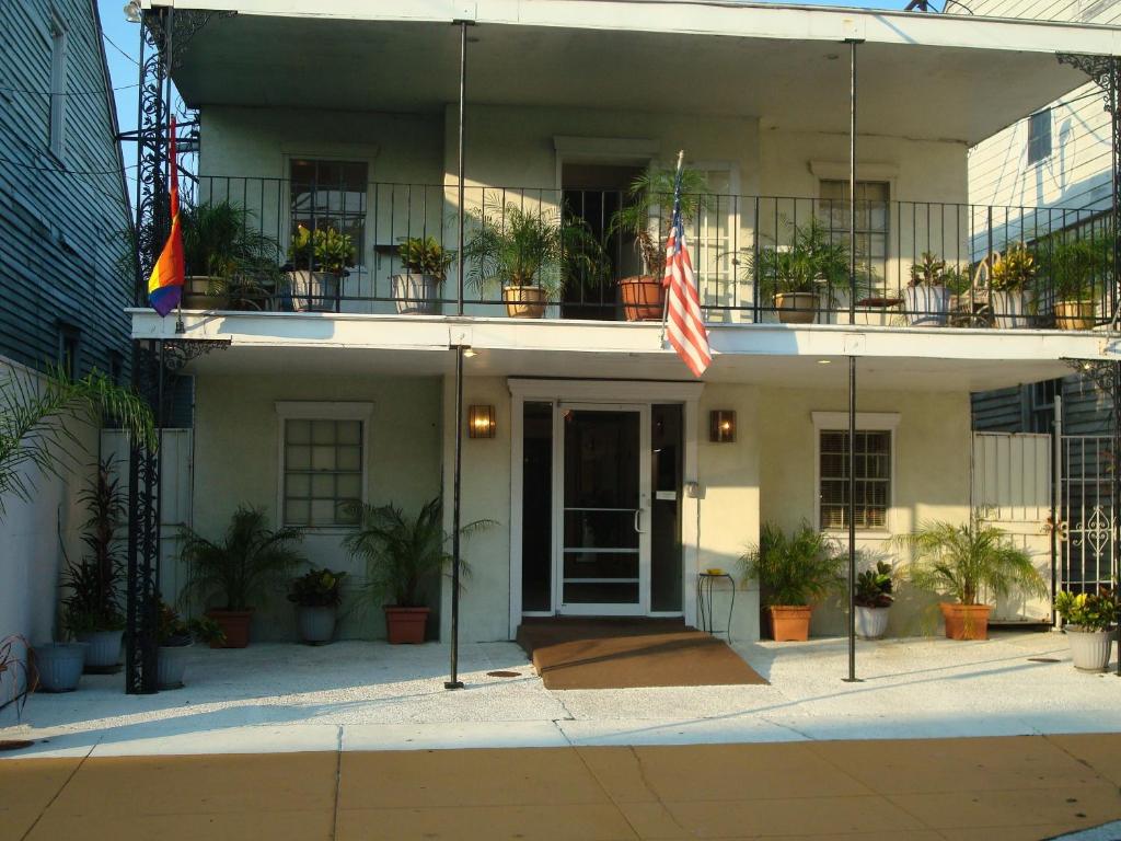 um edifício com uma bandeira americana e plantas em Empress Hotel em Nova Orleans