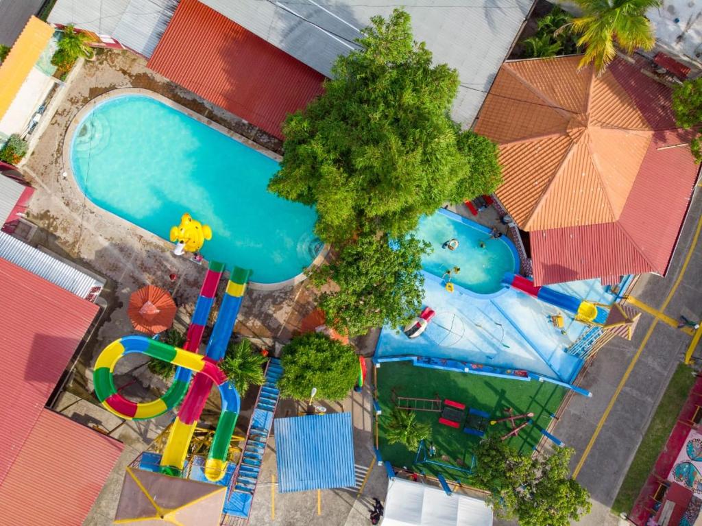 uma vista sobre um parque aquático com piscina em HOTEL CLUB MORAZAN em San Lorenzo