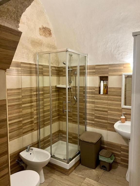 łazienka z prysznicem, toaletą i umywalką w obiekcie Casa Monopoli w mieście Monopoli